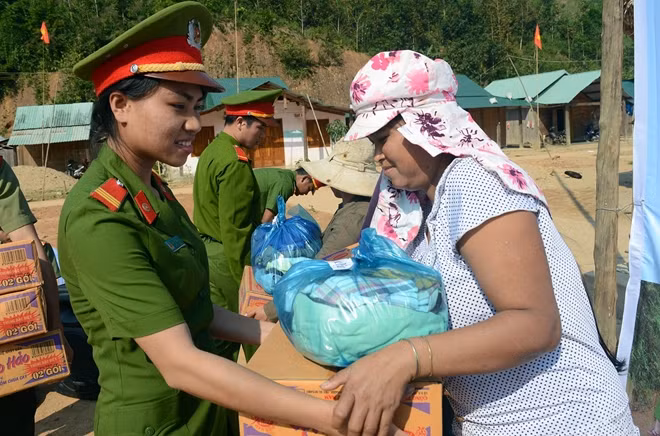 Hội viên phụ nữ Công an huyện Tây Giang tặng quà cho bà con vùng cao biên giới.