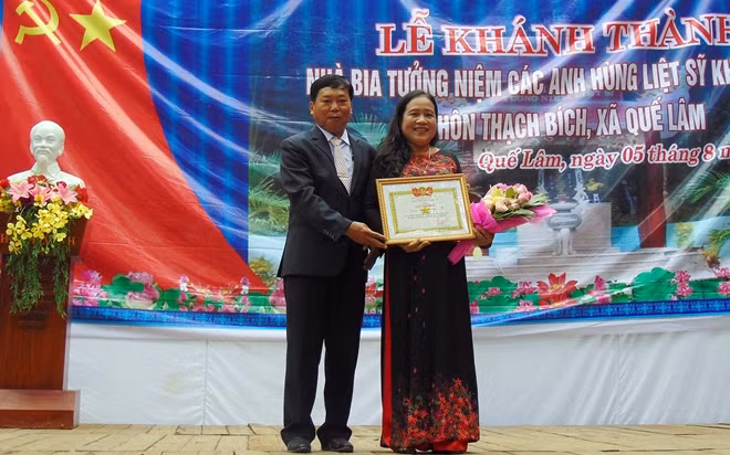 Lãnh đạo xã Quế Lâm, huyện Nông Sơn trao tặng Giấy khen cho bà Nguyễn Thị Bích.