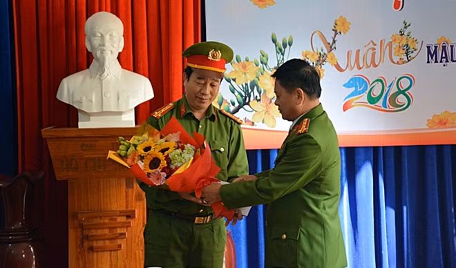 Đại tá Trương Quang Vinh tặng hoa, thưởng nóng chúc mừng chiến công của Công an huyện Thăng Bình.