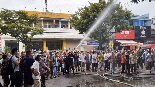 Lực lượng PCCC chuyên nghiệp nỗ lực tham gia dập tắt đám cháy.