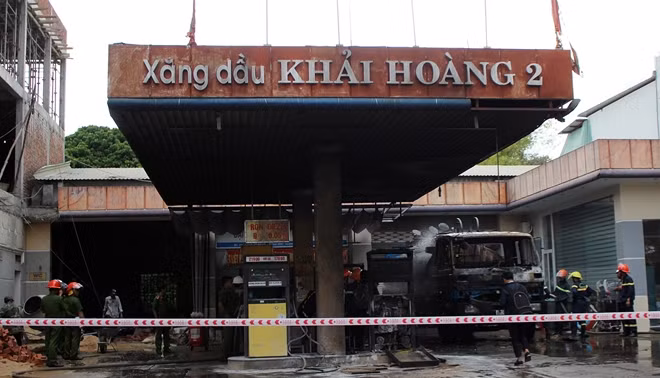 Lực lượng Công an khẩn trương có mặt tại hiện trường, kịp thời khống chế đám cháy.