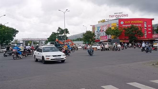 Ngã tư Tôn Đức Thắng - Nam Trân trước BXTT Đà Nẵng bị xung đột giao thông vào giờ cao điểm vì không có đèn tín hiệu giao thông.