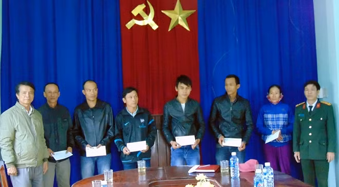 Những suất quà nghĩa tình lần này nhằm chia sẻ với các đối tượng chấp hành xong án phạt tù, giúp họ có được cái Tết cổ truyền đầm ấm hơn.