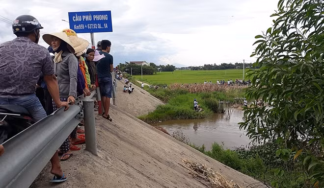 Hàng trăm người tham gia tìm kiếm cháu Th. khi gia đình phát hiện cháu "mất tích".