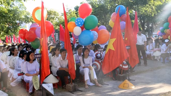 Không khí nô nức của các em học sinh trong ngày tựu trường.