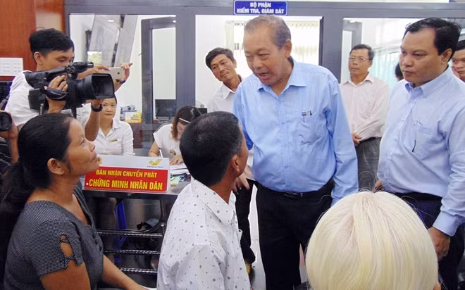 Phó Thủ tướng thăm hỏi người dân về những thuận lợi trong việc giải quyết các thủ tục hành chính tại Trung tâm Hành chính công và xúc tiến đầu tư tỉnh Quảng Nam.