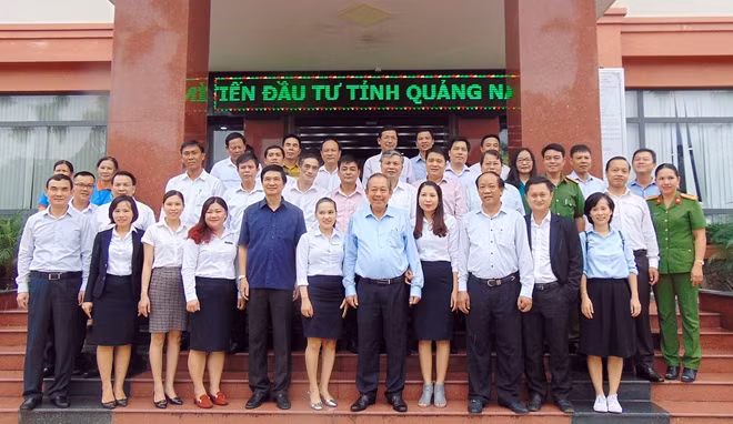 Đoàn công tác của Ban chỉ đạo cải cách hành chính của Chính phủ và lãnh đạo tỉnh Quảng Nam chụp hình lưu niệm tại Trung tâm Hành chính công và xúc tiến đầu tư.