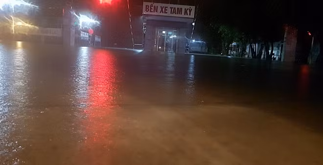 Nước lũ bủa vây ở khu vực Bến xe Tam Kỳ.