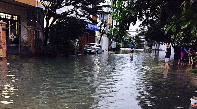 Nhiều tuyến đường tại TP Tam Kỳ bị ngập sâu trong sáng nay.