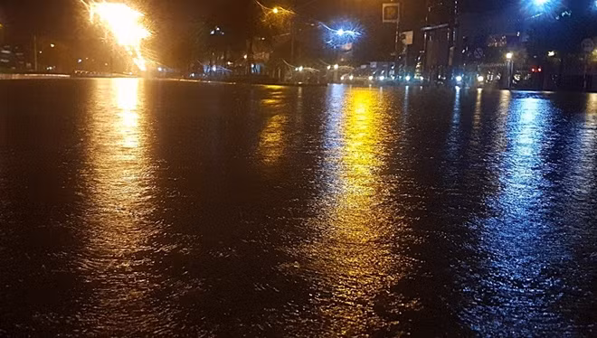 QL1A đoạn qua địa bàn Quảng Nam bị nước lũ chia cắt ở nhiều khu vực từ tối 9-12.