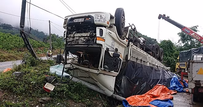 Tiến hành cứu hộ xe tải gặp nạn.
