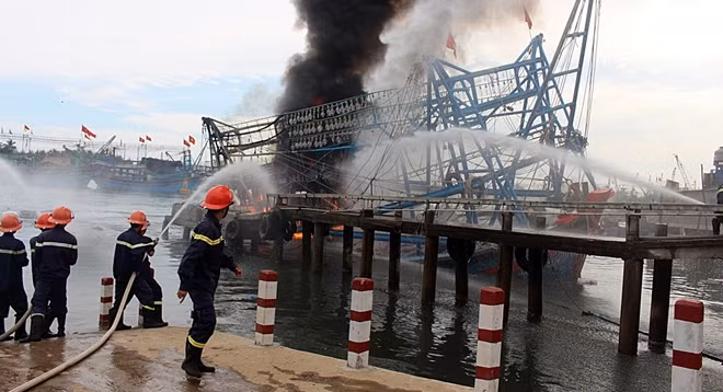 Lực lượng Cảnh sát PCCC Quảng Nam nỗ lực dập lửa.