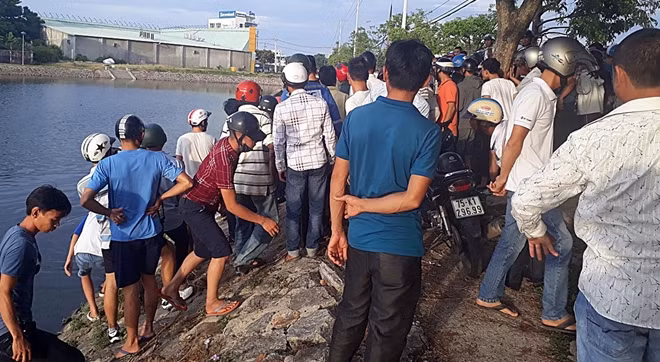 Rất đông người dân hiếu kỳ chứng kiến lực lượng chức năng tiến hành tìm kiếm thi thể ông P.