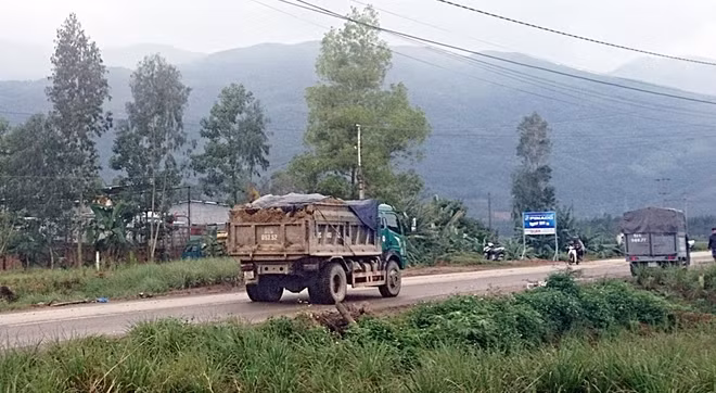 Chiếc xe này chở đất nhưng che đậy rất sơ sài còn cơi nới thành thùng xe.