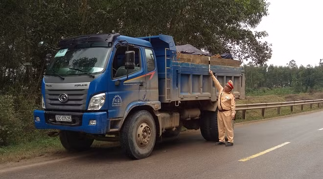 Lực lượng CSGT Quảng Nam tăng cường tuần tra kiểm soát, xử lý xe vi phạm tại các tuyến đường trọng điểm nhằm lập lại TTATGT.