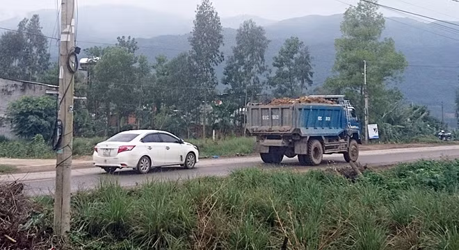 Xe tải chở đất không che đậy vẫn lưu thông trên QL14B.