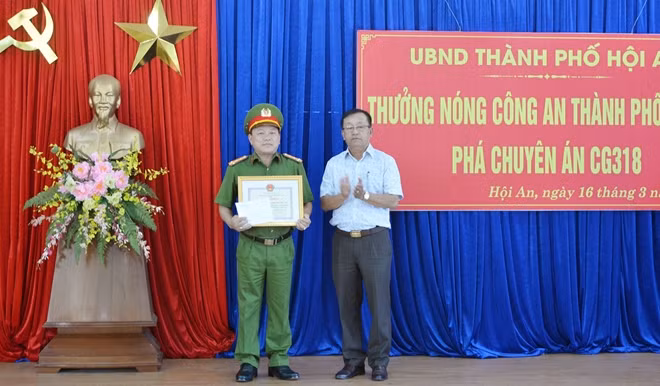 Ông Nguyễn Văn Dũng, Chủ tịch UBND TP Hội An, khen thưởng cho ban chuyên án.
