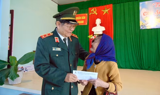 Trung tướng Lê Ngọc Nam ân cần thăm hỏi và tặng quà cho hộ gia đình chính sách xã Cẩm Thanh.