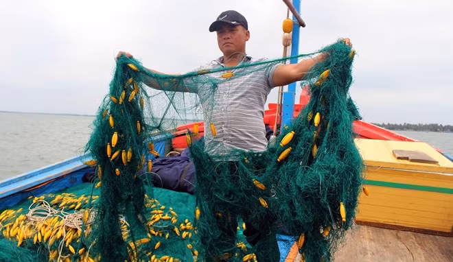 Anh Sơn cho biết nhiều tấm lưới trên tàu cá bị nhóm người lạ cắt phá.