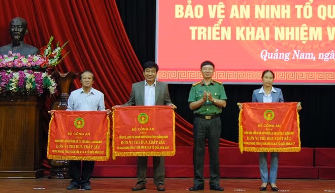 Thừa ủy quyền của lãnh đạo Bộ Công an, Đại tá Hoàng Văn Toàn, Phó Cục trưởng Cục Xây dựng phong trào toàn dân bảo vệ an ninh Tổ quốc, trao Cờ thi đua của Bộ cho các tập thể.