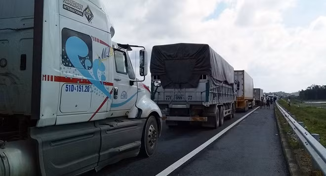 Hàng dài phương tiện bị ùn tắc chiều từ Đà Nẵng vào Quảng Ngãi trên cao tốc.