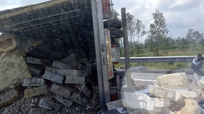 Chiếc xe tải bị lật nhào, chắn ngang làn đường 1 chiều trên cao tốc Đà Nẵng - Quảng Ngãi.