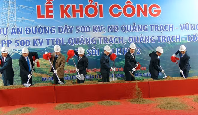 Các đại biểu tham gia nghi thức khởi công dự án.