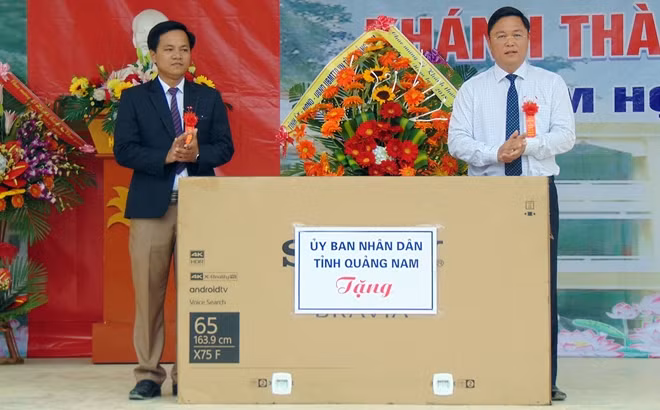 Thay mặt lãnh đạo tỉnh Quảng Nam, ông Lê Trí Thanh tặng quà cho thầy và trò Trường THPT Võ Chí Công nhân dịp năm học mới.