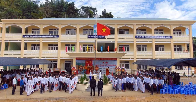 Trang trọng nghi thức kéo cờ Tổ quốc ở ngôi trường mới.