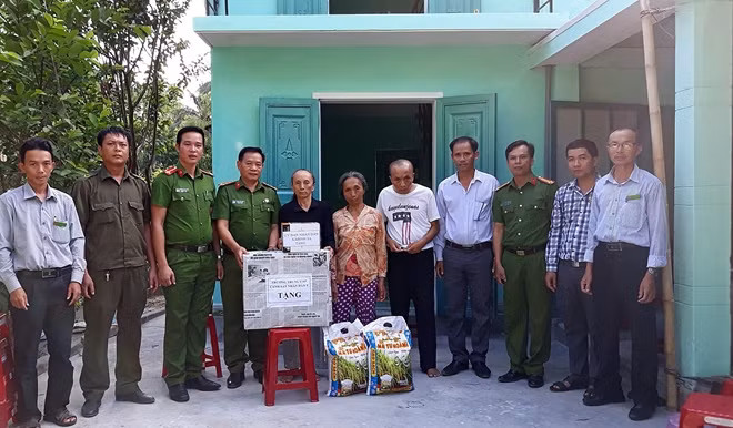 Đại diện Trường Trung cấp CSND V tặng quà và bàn giao nhà tình nghĩa cho gia đình bà Nhật.