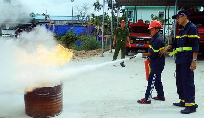 Các em học viên tham gia thực hành dập tắt đám cháy.