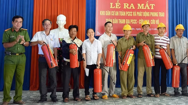 Trao tặng bình chữa cháy cho các hộ gia đình ở KDC phường An Xuân.
