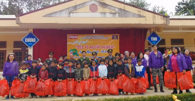 Đoàn công tác xã hội từ thiện tặng quà cho các em học sinh.