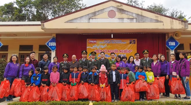 500 suất quà đã đến tận tay các em học sinh vùng biên giới huyện Tây Giang, Quảng Nam.