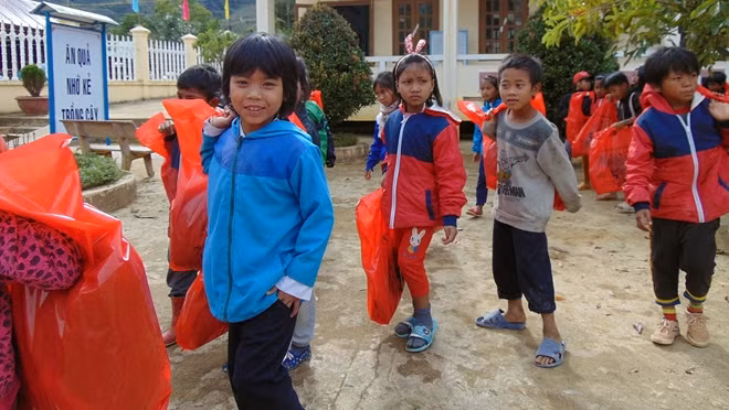 Niềm vui của các em học sinh vùng biên giới sau khi được nhận quà.