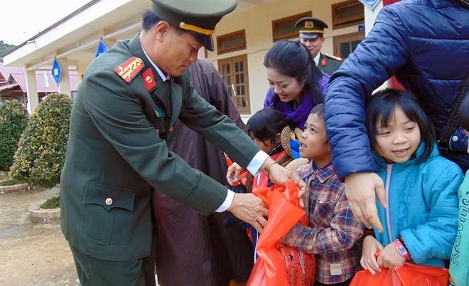 Đại diện Công an TP Đà Nẵng tặng quà cho các em học sinh.