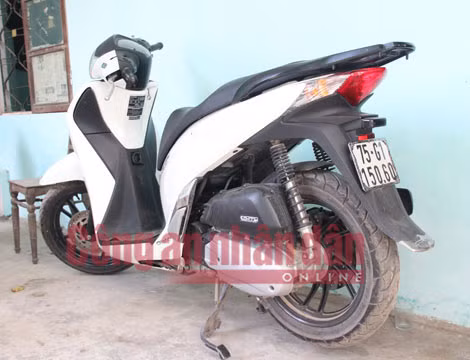 Xe SH BKS: 75G1-150.60 do Nghĩa trộm không thành dù đã dùng súng tự chế bắn trả người truy đuổi.