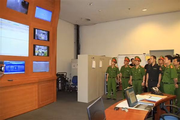 Đoàn công tác kiểm tra hệ thống giám sát cháy nổ tại Trung tâm Hội nghị Quốc gia.
