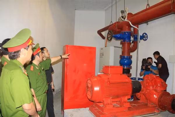 Đoàn công tác của Cục Cảnh sát PCCC&CNCH kiểm tra hệ thống máy bơm nước phục vụ công tác chữa cháy tại Trung tâm Hội nghị Quốc gia.