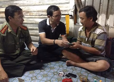 Ông Lâm Tấn Lợi - Giám đốc Công ty Duy Lợi trao tiền ủng hộ để ông Minh mua vé khứ hồi đi đưa xác con về.