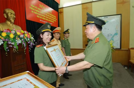 Thứ trưởng Bùi Văn Thành tặng Bằng khen cho đại diện Ban Thời sự- Chính trị- Nghiệp vụ Báo Công an nhân dân.