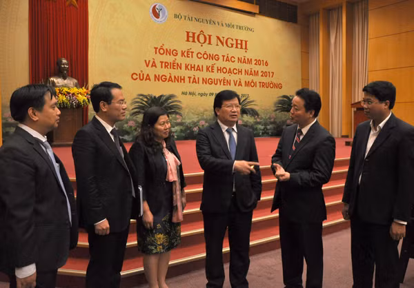 Phó Thủ tướng trò chuyện thân mật cùng lãnh đạo Bộ Tài nguyên - Môi trường