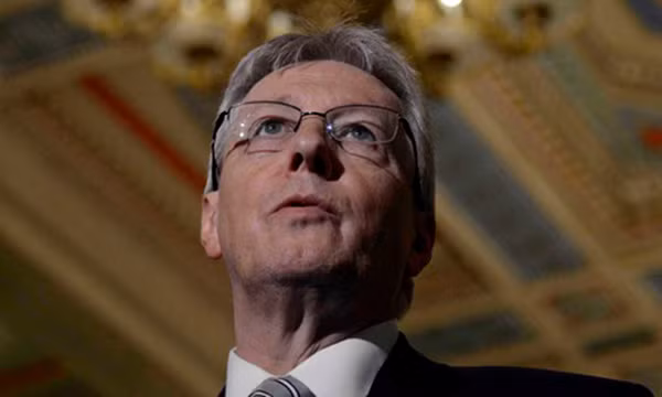 Bộ trưởng Peter Robinson phát biểu tại Stormont, Quốc hội Bắc Ailen.