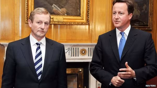 Thủ tướng Anh David Cameron (phải) và Thủ tướng Cộng hòa Ailen Enda Kenny, trung gian hòa giải cho đàm phán tại Bắc Ailen.
