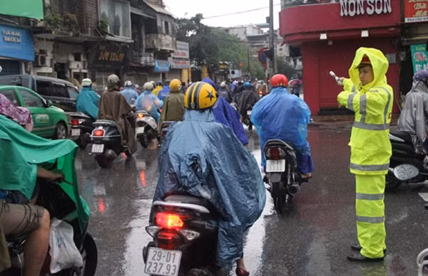 Sau mỗi trận mưa, nhiều tuyến đường ở cả Hà Nội và TP Hồ Chí Minh đều bị ùn tắc.