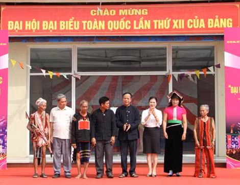 Ủy ban trung ương MTTQ Việt Nam trao tặng huy hiệu cho các nghệ nhân, già làng dân tộc tiêu biểu.