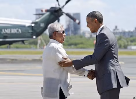 Tổng thống Mỹ Barack Obama bắt tay Bộ trưởng Quốc phòng Philippines Voltaire Gazmin tại sân bay quốc tế Ninoy Aquino ở thủ đô Manila hôm 17/11. (ảnh: AP)