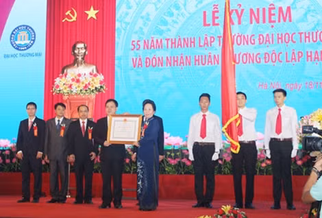 Phó Chủ tịch nước Nguyễn Thị Doan trao Huân chương Độc lập hạng Nhất tặng Trường Đại học Thương mại.