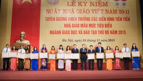 Đại diện UBND TP Hà Nội trao Bằng khen của Thủ tướng Chính phủ cho các tập thể và cá nhân tiêu biểu