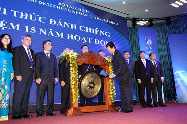 Thủ tướng Nguyễn Tấn Dũng thực hiện nghi thức đánh chiêng kỷ niệm 15 năm hoạt động của Sở Giao dịch. Ảnh: TTXVN.